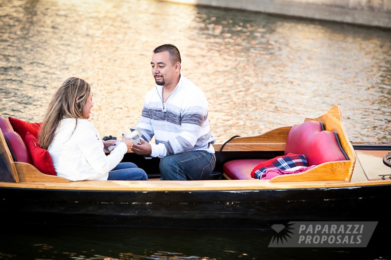 Photo Dallas Proposal Photography – Juan & Diana’s Gondola Engagement