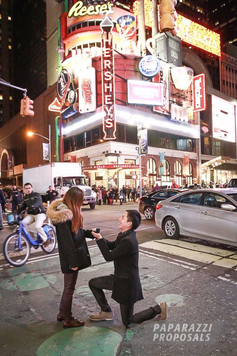 Photo Surprise Engagement Photography – Times Square Proposal – Ji & Yuan