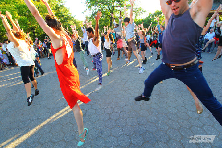 Photo Organize a Flash mob for your engagement proposal