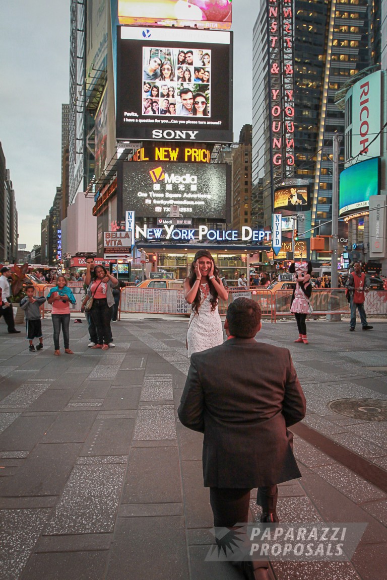 Photo Vishal and Pavitas Times Square surprise engagement photo, New York