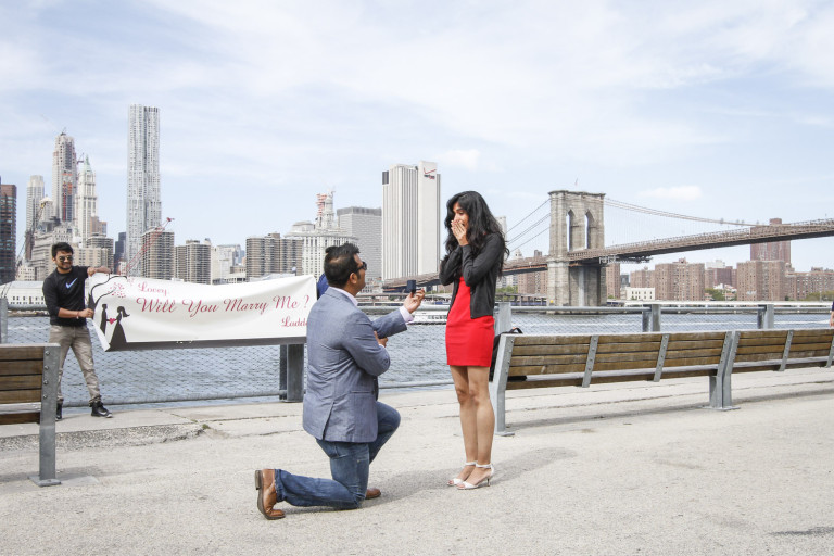 Photo NYC Surprise Engagement Photography: Brooklyn Bridge Park