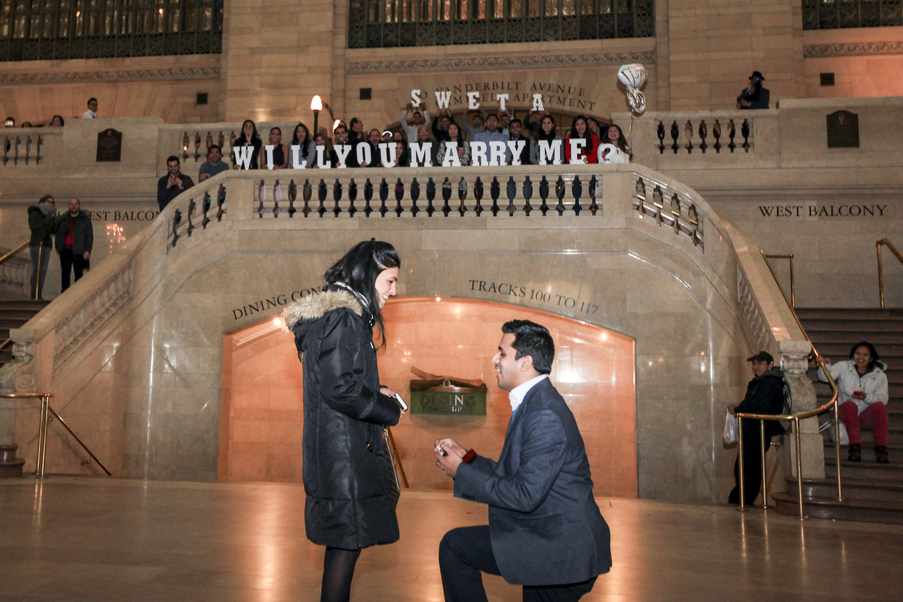 Photo Pros and Cons: Including Family and Friends in Your Proposal