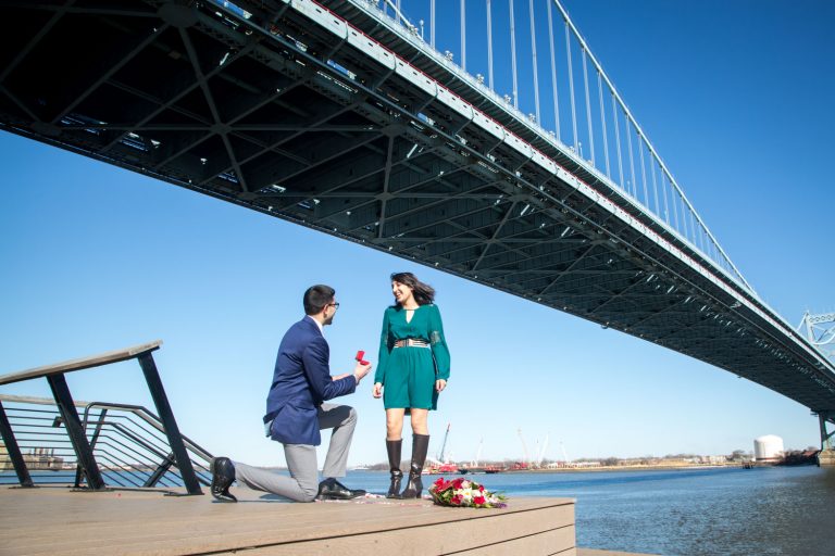 Photo Philadelphia Engagement Ideas: Race Street Pier