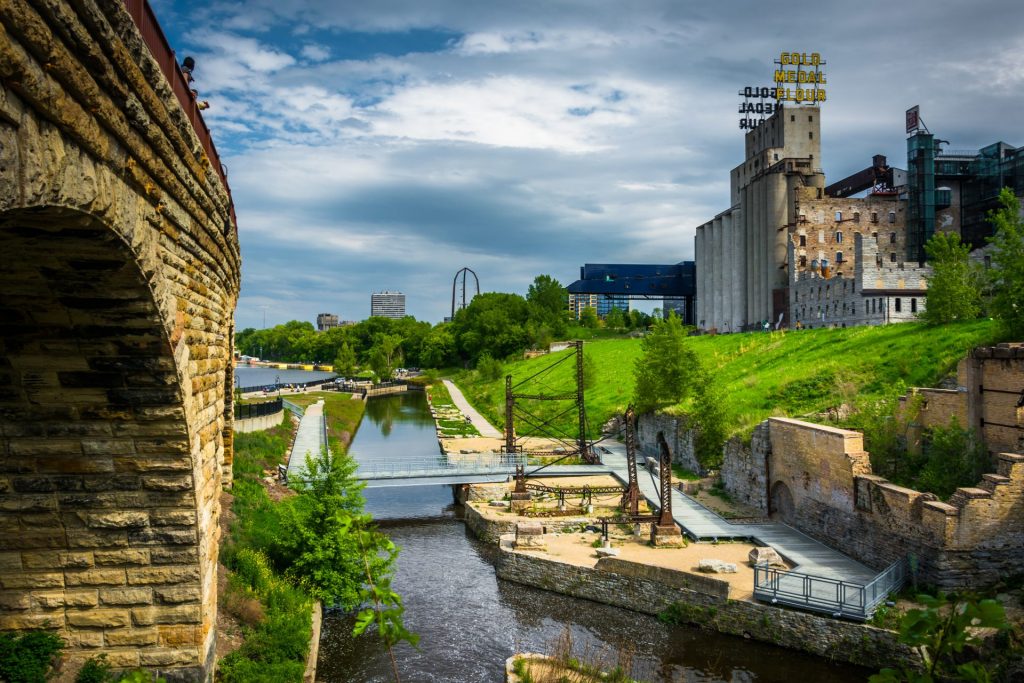 Photo Minneapolis: Crafting an unforgettable Autumn proposal.